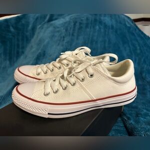Women’s 7, men’s 5 Converse White Sneakers NWT/box